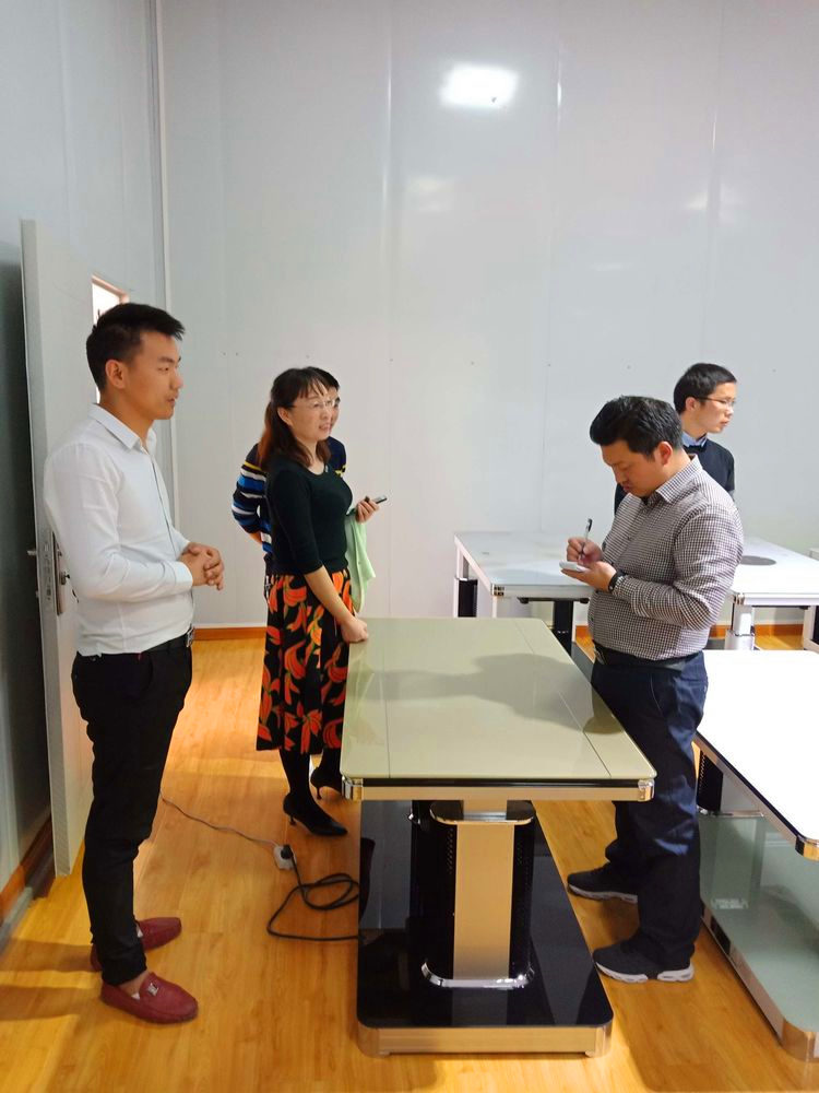 客戶(hù)參觀(guān)展廳和廠(chǎng)區